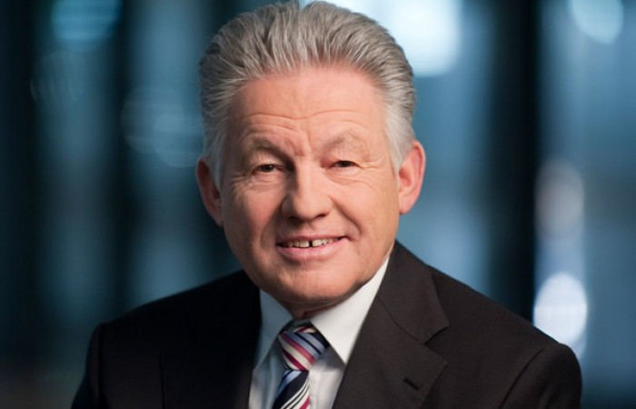 Dr. Josef Pühringer
Landeshauptmann von Oberösterreich
Ich trachte danach eine Politik der Nachhaltigkeit zum obersten Prinzip zu machen, um nicht in die Taschen der nachfolgenden Generationen zu greifen.