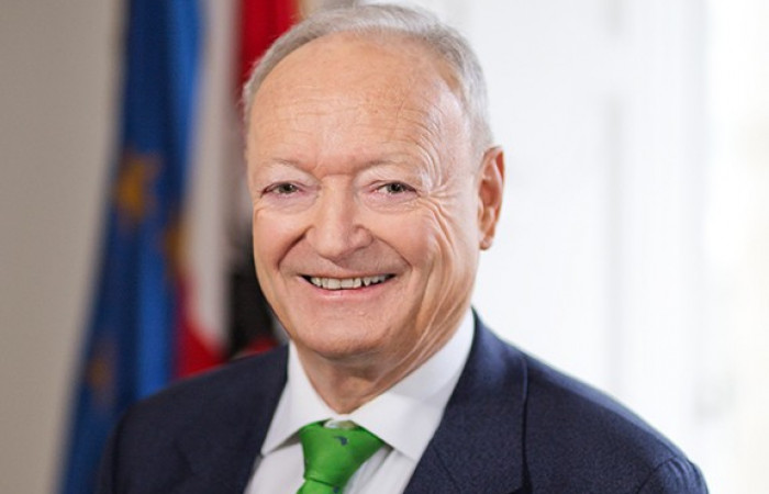 Dr. Andreas Khol
Immer weiterlernen, nicht nur mit dem Hirn, auch mit dem Herzen, denn man sieht nur mit dem Herzen gut.