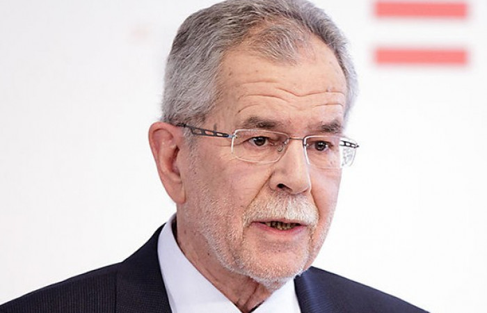 Professor Dr. Alexander van der Bellen
Bundespräsident der Republik Österreich

Es wäre ein Erfolg, wenn sich Österreich zu einem aufgeklärten und sozialbewussten Land entwickeln würde und nicht ein Land bleibt, das von kleinkrämerischen Interessen dominiert wird.
